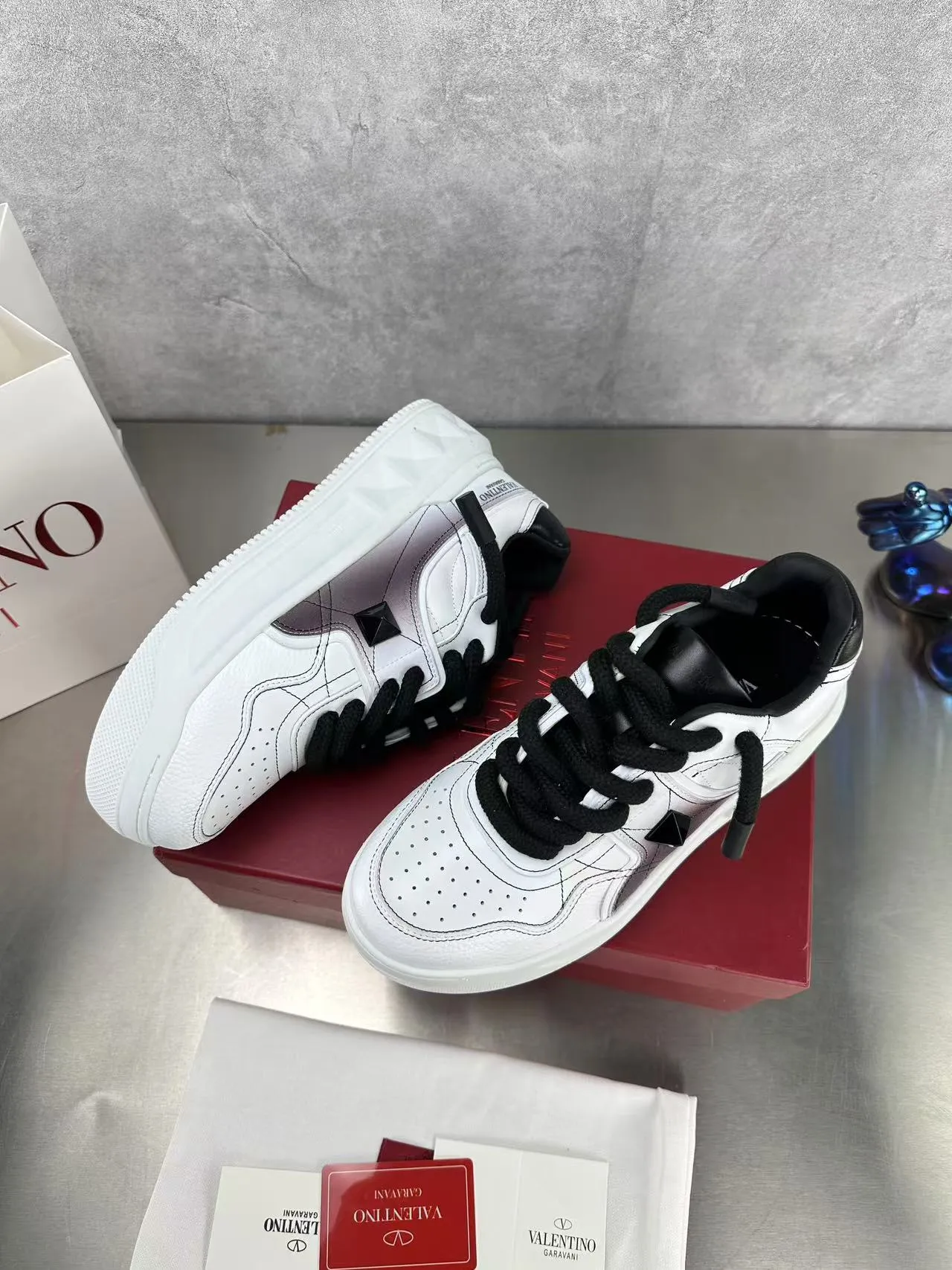 👟👟Ex-factory price 640👟👟 🔺Valentino🔺Valentino new casual shoes 2023 latest model hot style for catwalk couples, thick shoelaces, the same style as Elsa Hosk, Zhang Yixing, Guan Xiaotong and many other stars 🔥 Top version + lasting process, full oil edge on the upper. Fabric: Customized cowhide + cowhide lining with breathable mesh. Outsole: original molded TPU thickened outsole. Size for women is 35-40. Men’s size is 39-45.